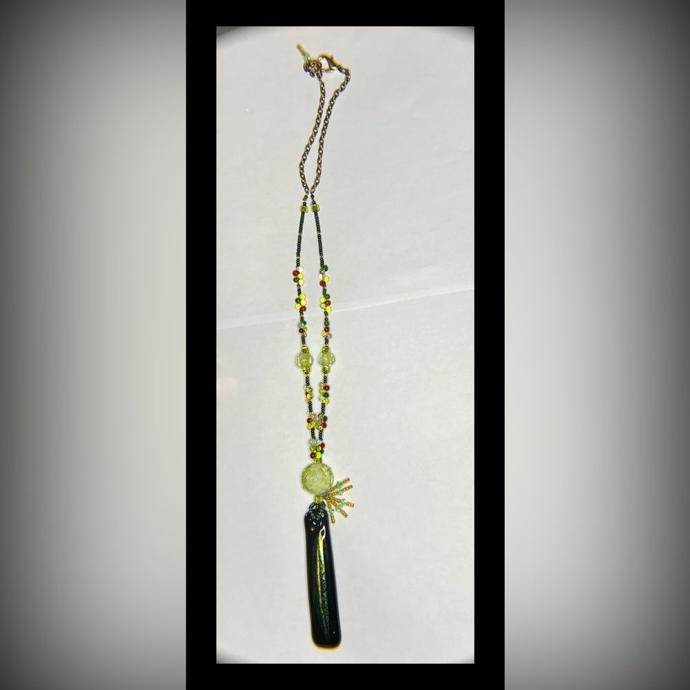 Glass bead necklace lime + w/black pendant - Picture 7 of 10